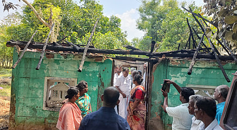 சாதிவெறியர்களால் எரிக்கப்பட்ட வீட்டைப் பார்வையிடும் சிபிஎம் கட்சியினர்