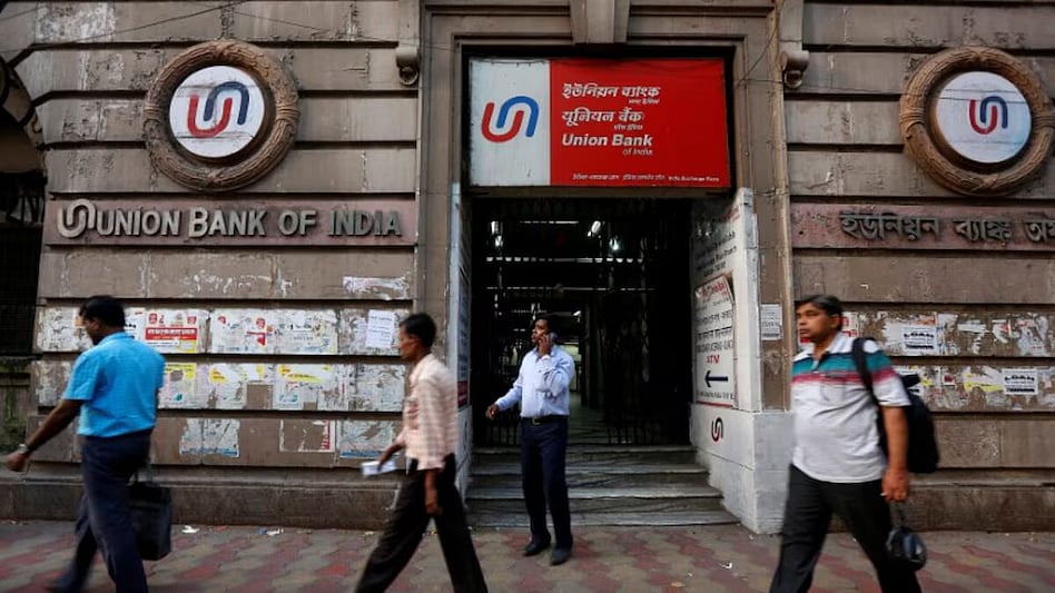 ஒரு புத்தகம், ஒரு வங்கி: உருளும் இரு மகா சீனியர் தலைகள்!