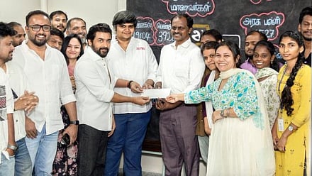 ரெட்ரோ படக்குழுவினருடன் அகரம் அறக்கட்டளைக்கு நிதியுதவி வழங்கிய சூர்யா