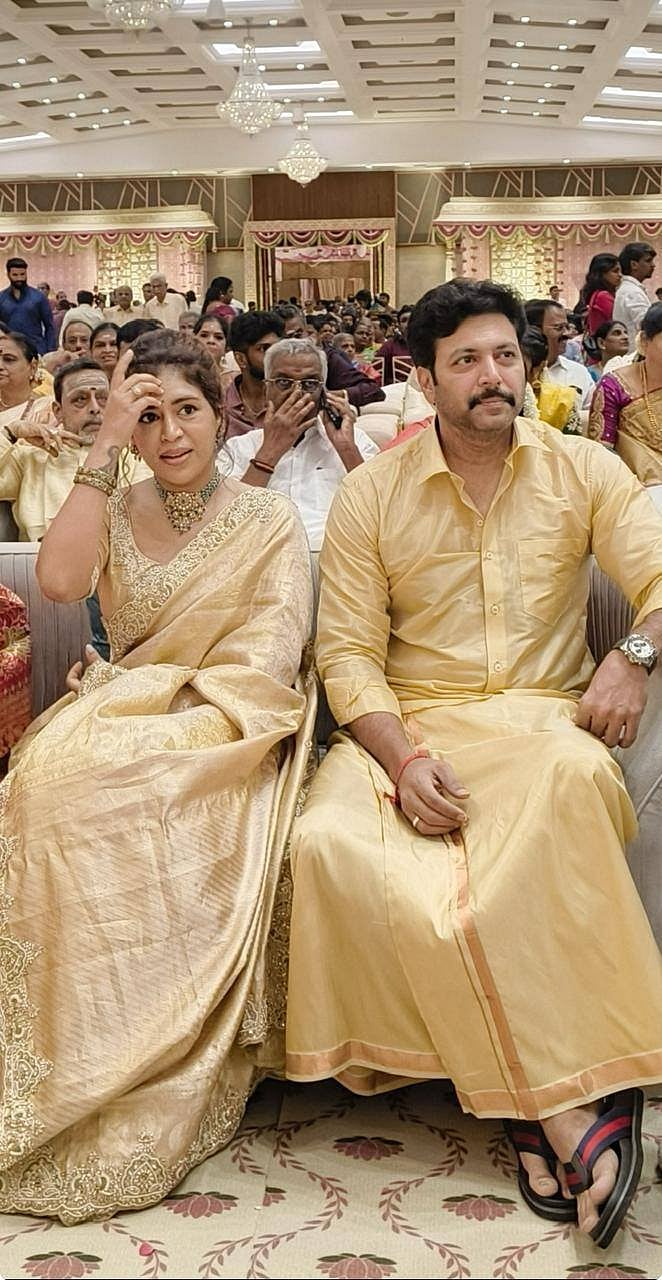  ஒரே நிற உடை... ஒரே ஷோபா... ஜோடியாக உட்கார்ந்த ரவி மோகன் – கெனிஷா ஜோடி!