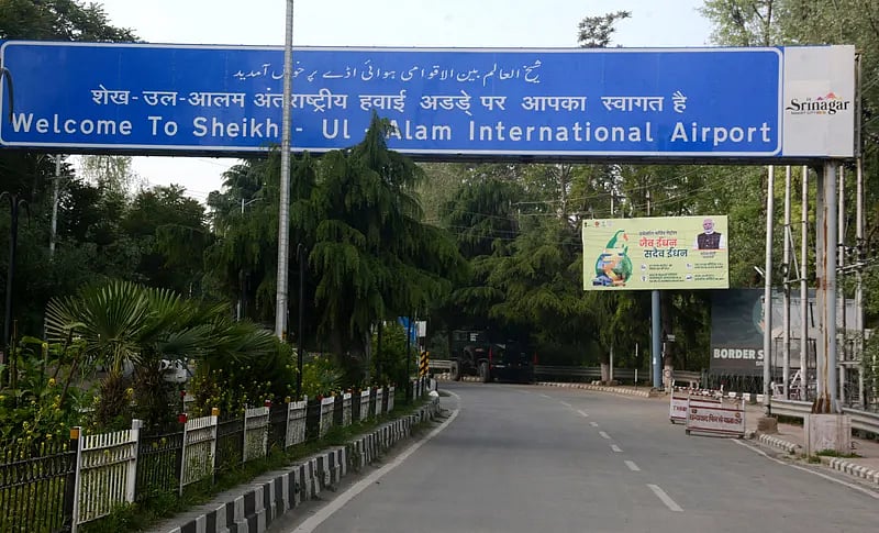இயல்புக்கு வரும் காஷ்மீர்... சிறீநகரில் விமான சேவை தொடங்கியது!