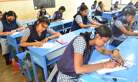 பதினொன்றாம் வகுப்பு தேர்வு முடிவுகள் வெளியீடு! 92.09 சதவீத தேர்ச்சி !