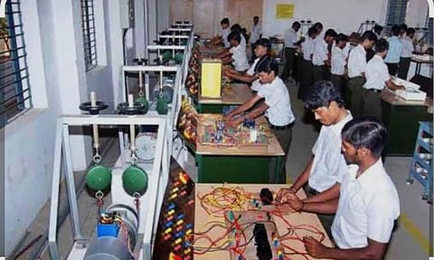 நல்ல வாய்ப்பு ஓடியாங்க... +2வில் கணிதம் படிக்காதவர்களும்  இரண்டாம் ஆண்டு பாலிடெக்னிக்  சேரலாம் !