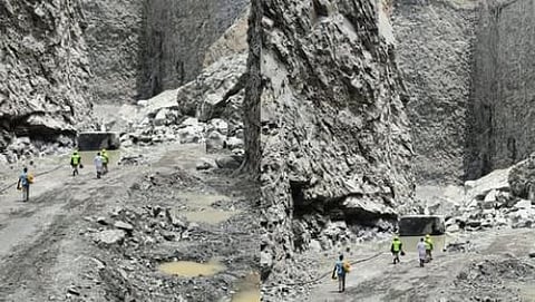 5 பேரை பலிகொண்ட சட்டவிரோத குவாரி- அதிகாரிகள் மீது என்ன நடவடிக்கை?