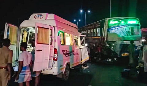 செங்கிப்பட்டியில்
 பேருந்து மீது வேன் நேருக்கு நேர் மோதிய விபத்து