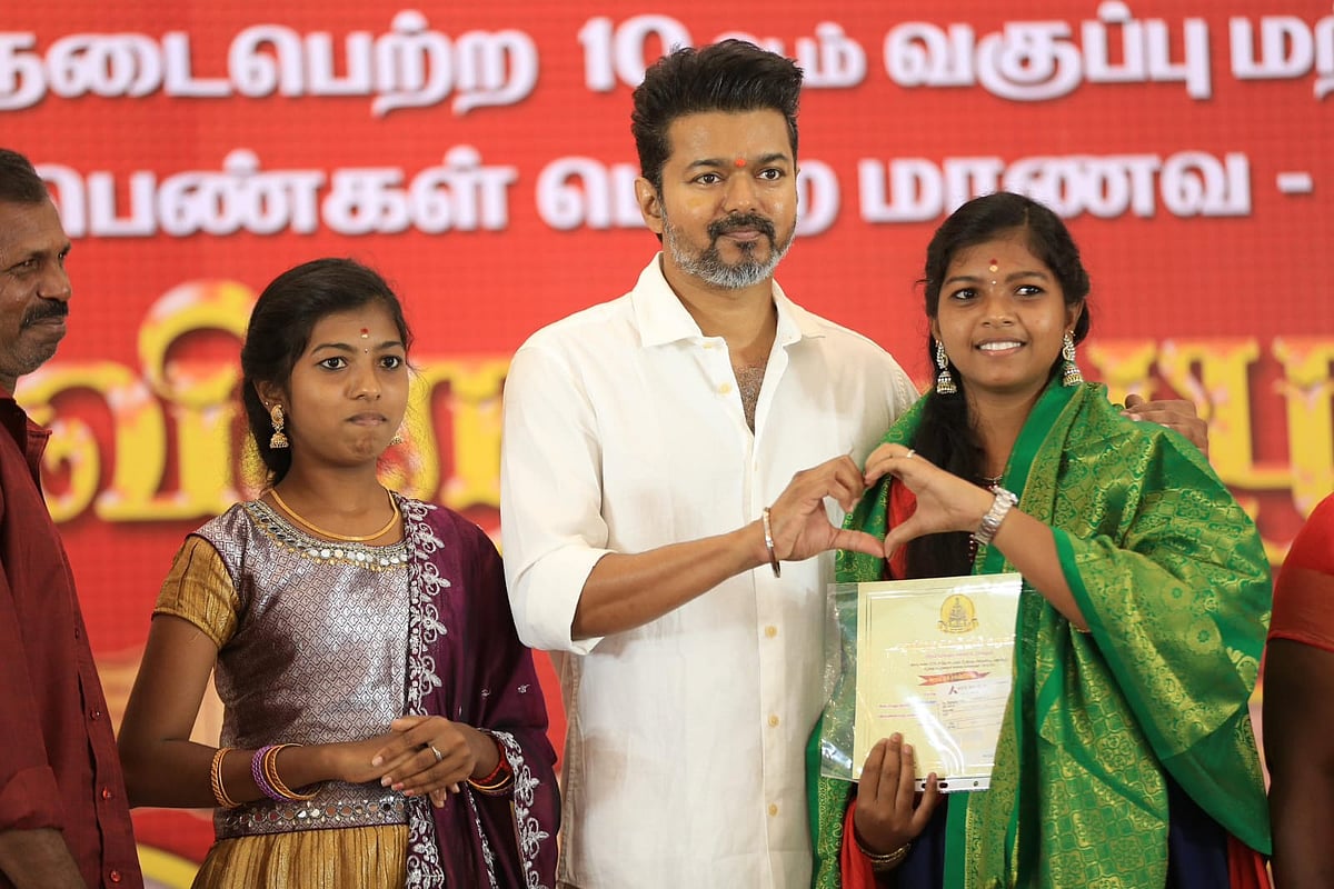 தேர்வில் சிறப்பிடம் பெற்ற மாணவர்களுக்கு பாராட்டு விழா! – விஜய் ஏற்பாடு