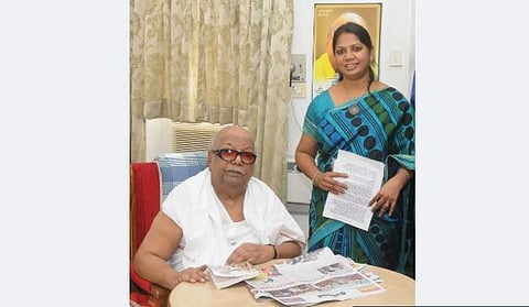 தி.மு.க.வின் முன்னாள் தலைவர்  கருணாநிதியுடன் கவிஞர் சல்மா.