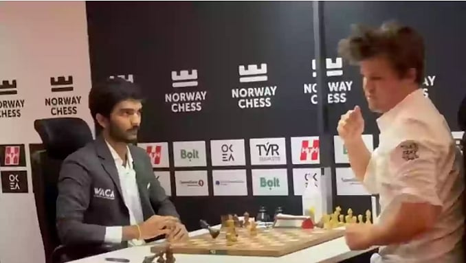 நார்வே செஸ்: மேஜையை குத்தி ஆவேசமடைந்த கார்ல்சன்… ஆனந்த கண்ணீரில் குகேஷ்!