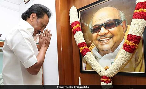 “தாழ்ந்து கிடந்த தமிழ்நாட்டை உயர்த்த உதித்த அறிவு சூரியன்” 