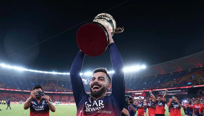 ஈ சால கப் நம்தே! ஓடிவந்து கட்டித் தழுவிய டிவில்லியர்ஸ்!