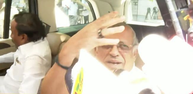 அன்புமணி வந்ததே தெரியாது-  ஒரே போடு போட்ட குருமூர்த்தி! 