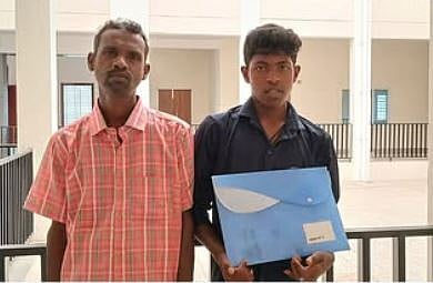 சட்ட நுழைவுத் தேர்வில் முதலிடம் பிடித்த திருச்சி மாணவர் பரத், தன் தந்தையுடன்