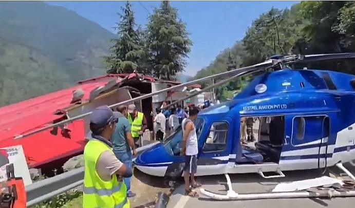 பயங்கரம்... கார் மீது இறங்கிய ஹெலிகாப்டர்!