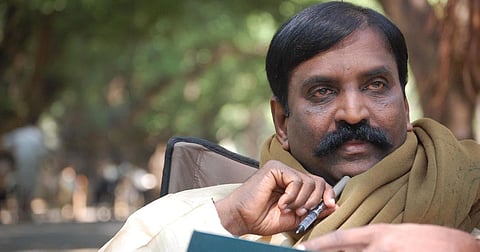 ஒரு வார்த்தை கேட்டுச்செய்வது நாகரிகம் ஆகாதா?- வைரமுத்து  விசனம்!