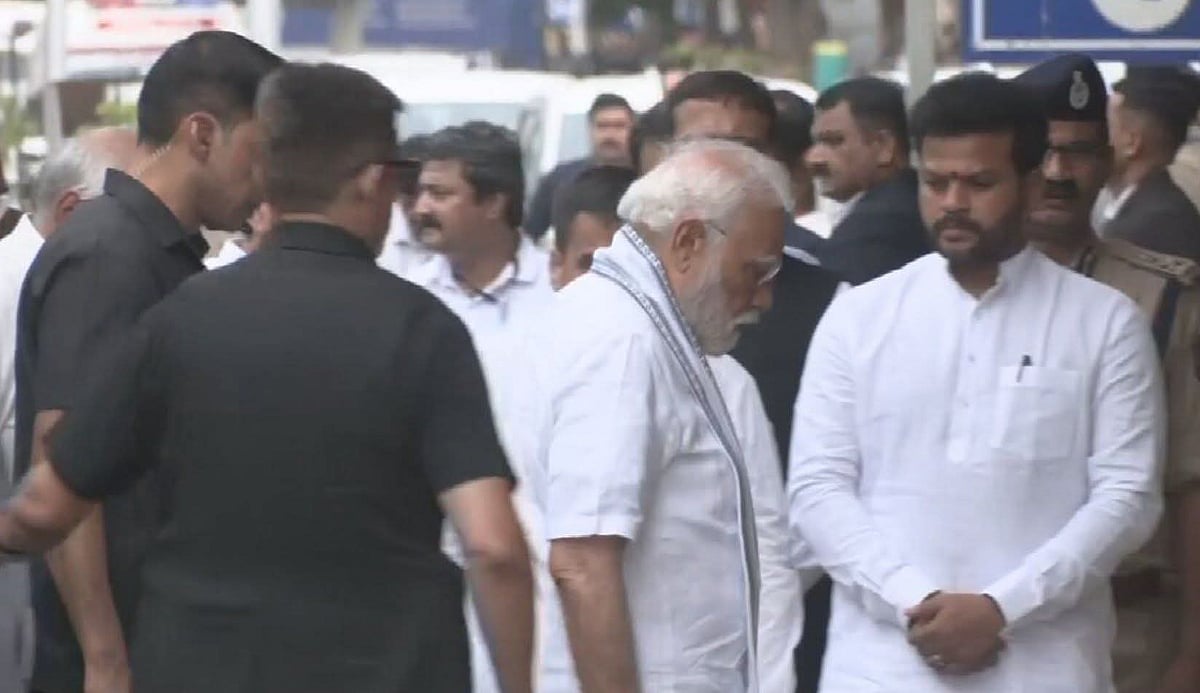 விமான விபத்து நிகழ்ந்த இடத்தில் பிரதமர் மோடி ஆய்வு; தப்பியவரிடம் நலம் விசாரிப்பு!