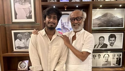 நடிகர் ரஜினிகாந்துடன் இயக்குநர் அபிஷன் ஜீவிந்த்