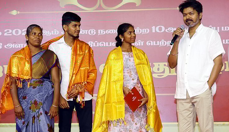 ஐஐடி செல்லும் பழங்குடியின மாணவி… விஜய் கொடுத்த பரிசு!