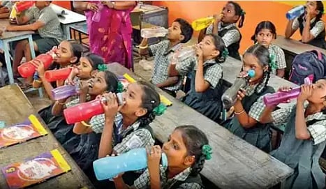பள்ளிகளில் அமலுக்கு வந்தது வாட்டர் பெல் திட்டம்!