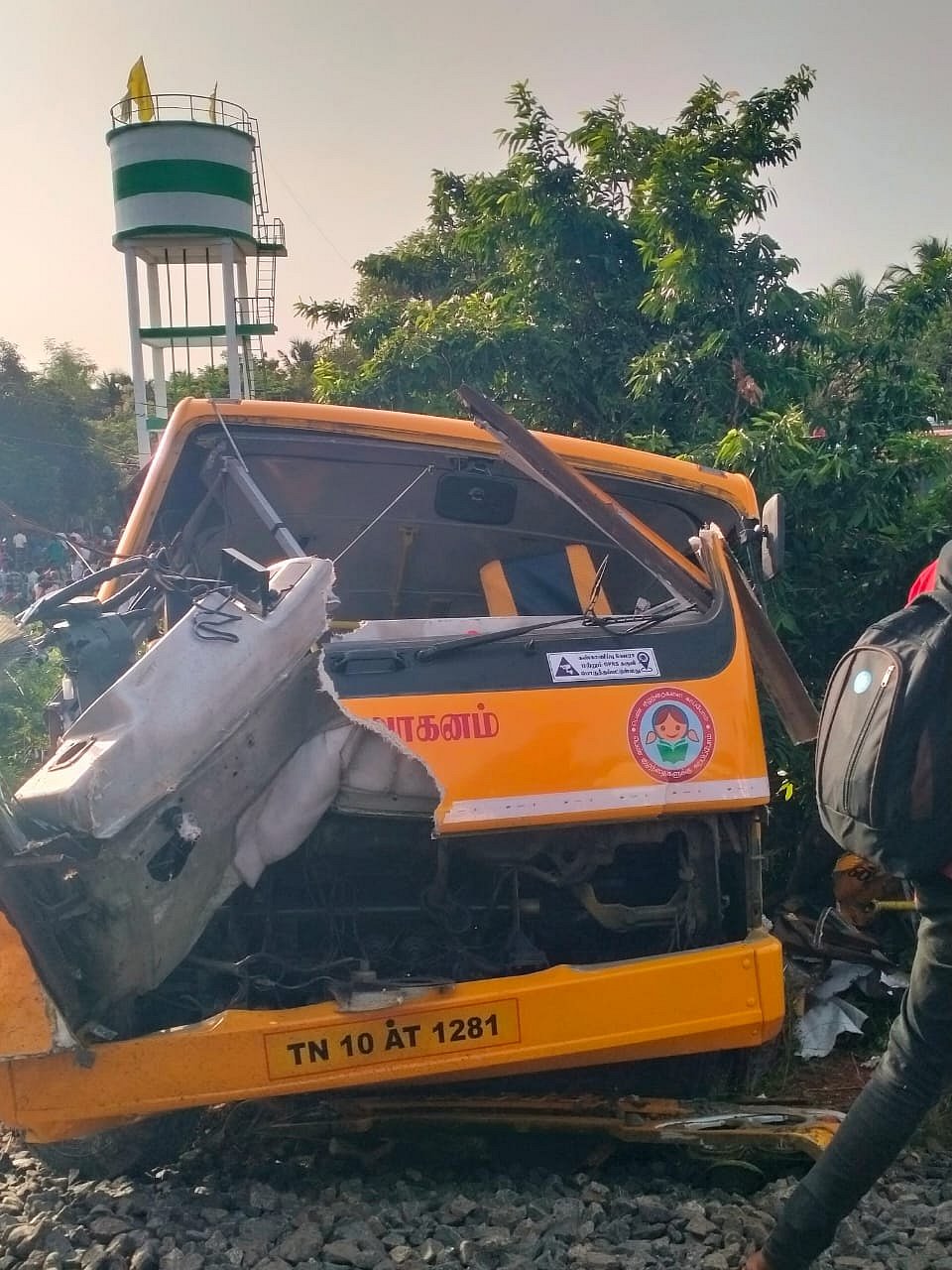 பள்ளி வேன் மீது ரயில் மோதல்… 2 மாணவர்கள் பலி… பலர் படுகாயம்!