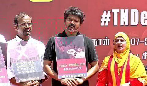 தவெக ஆர்ப்பாட்டத்தில் கட்சியினருடன் விஜய்