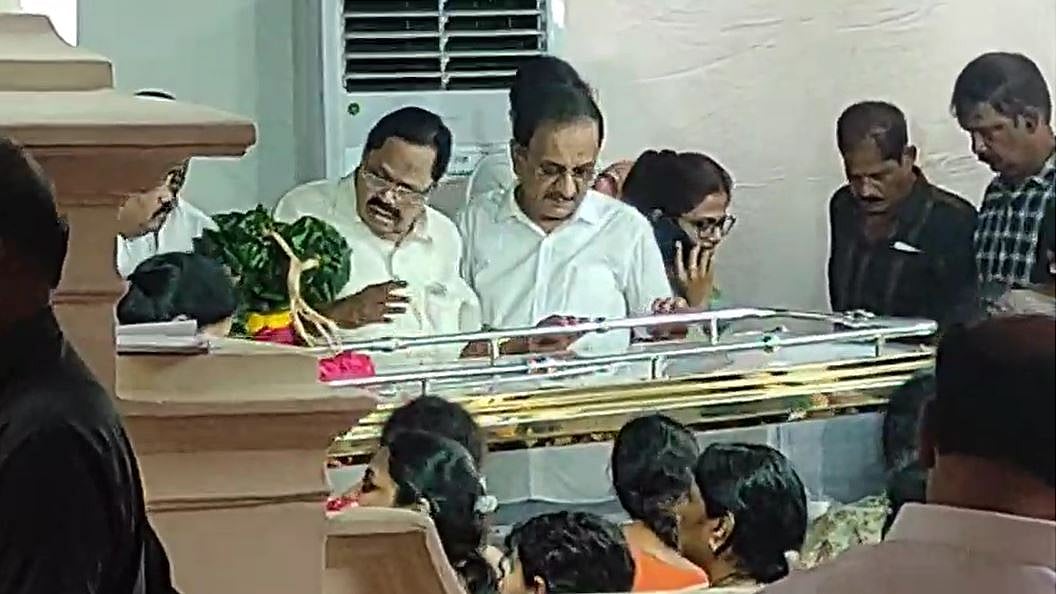 மு.க.முத்துவுக்கு அஞ்சலி செலுத்திய தலைவர்கள்- படத் தொகுப்பு!