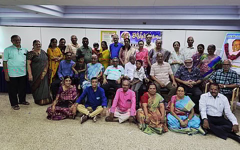 45 ஆண்டுகளுக்கு முன் ஏ.வி. வி.எம்  ஸ்ரீ புஷ்பம் கலைக் கல்லூரியில் படித்த மாணவர்கள் சந்திப்பின் குழு புகைப்படம்