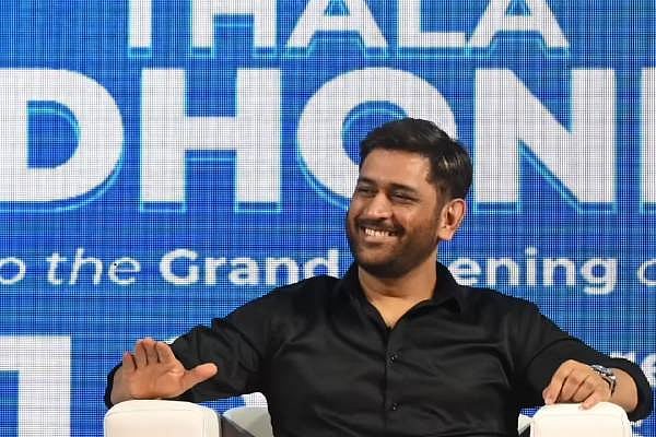 “போனில் பேசுவதே எனக்குப் பிடிக்காது... பட்டன் வைத்த மொபைலே நமக்கு போதும்” - தோனி