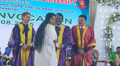 ஆளுநரிடம் பட்டம் பெற மறுத்த மாணவி!