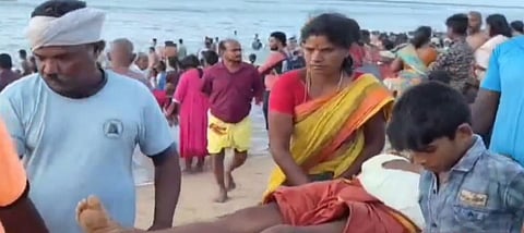 திருச்செந்தூரில் அலையில் சிக்கிய 10 பக்தர்கள்!
