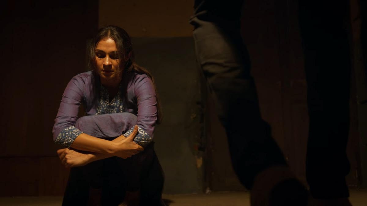 37 சீன்களால் வெடித்த சர்ச்சை: ‘மனுஷி’ படத்தை பார்க்க நீதிபதி ஆனந்த் வெங்கடேஷ் முடிவு