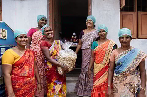 புதிய முறைகளைக் கையாளும் மீனவ கிராமப் பெண்கள்