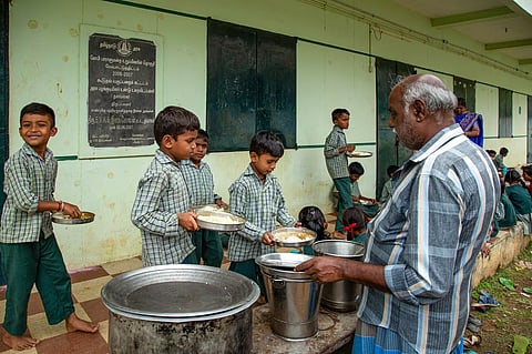 மதிய உணவு இடைவேளை