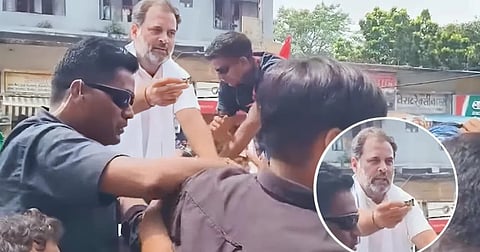 பாஜக இளைஞர் அணியினருக்கு சாக்லெட் கொடுத்த ராகுல் காந்தி