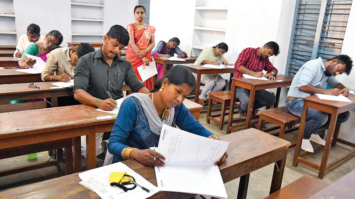 அரசு வேலைக்கு வந்த ஆபத்து!