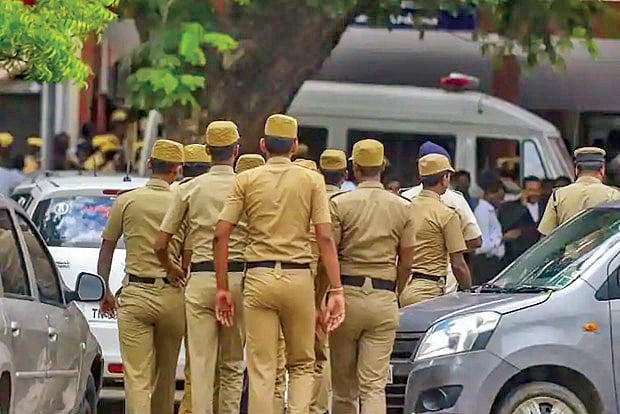 காவலரின் கிடுக்கிப் பிடி!