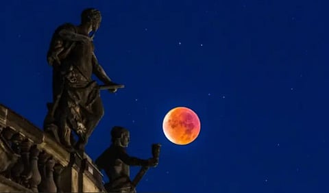 முழு சந்திர கிரகணம் … ரத்த நிலாவை வெறும் கண்ணால் பார்க்கலாமா?