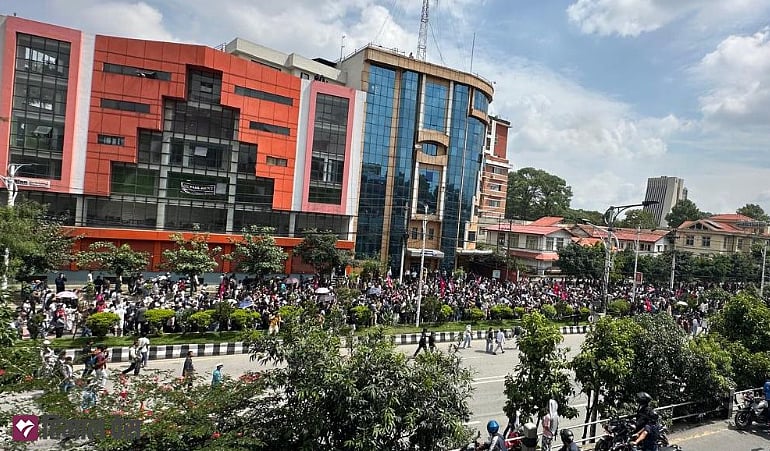 நேபாளத்தில் சமூக ஊடகத்துக்குத் தடை… வெடித்த போராட்டம்… துப்பாக்கிச் சூட்டில் 8 பேர் பலி!