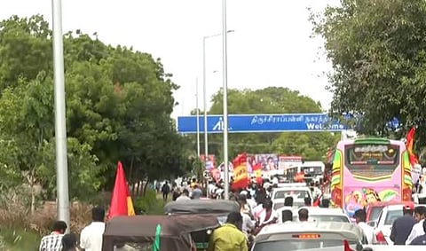 திருச்சியில் விஜய்- மட்டுமீறிய ரசிகர்கள், திணறிய மாநகரம்!