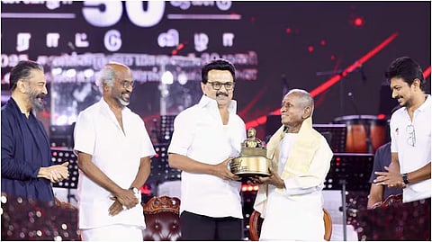 பாராட்டுவிழா மேடையில்