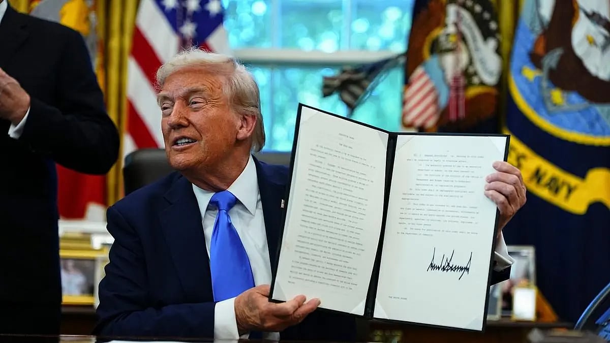 இந்தியர்களின் அமெரிக்கக் கனவை உடைக்கும் ட்ரம்ப்! சம்பளத்தைவிட அதிகரிக்கும் H1B விசா கட்டணம்!