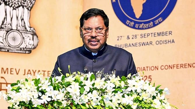 தலைமை நீதிபதி மீது ஷூ  வீச்சு… ’சனாதன தர்மத்தை இழிவு படுத்தினால்…’ முழக்கம்