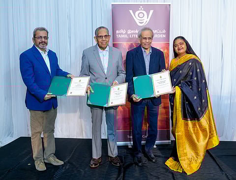 யுவன் சந்திரசேகர், சச்சிதானந்தன் சுகிர்தராஜாவுக்கு வாழ்நாள் சாதனையாளர் விருது. உடன்: அ.முத்துலிங்கம், ஜோனிட்டா நாதன்