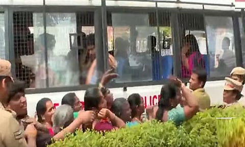 தூய்மை பணியாளர்களை கைது செய்யும் காவல் துறை