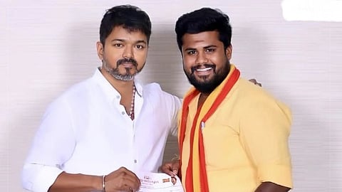 விஜய்யுடன் திண்டுக்கல் தெற்கு மா.செ. நிர்மல் குமார்