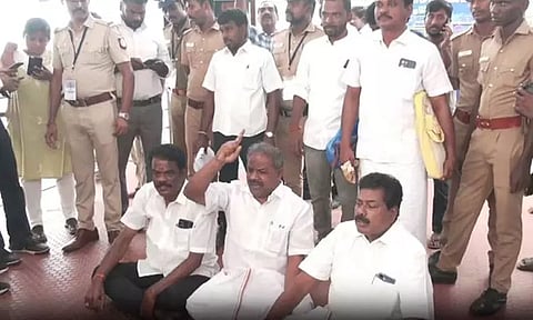 அன்புமணி ஆதரவு எம்.எல்.ஏ.க்கள் தர்ணா 