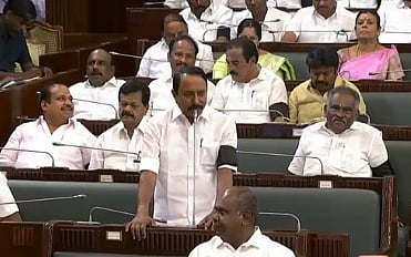 சட்டப்பேரவை கூட்டம்: கருப்பு பட்டை அணிந்து வந்த அதிமுக எம்எல்ஏக்கள்!