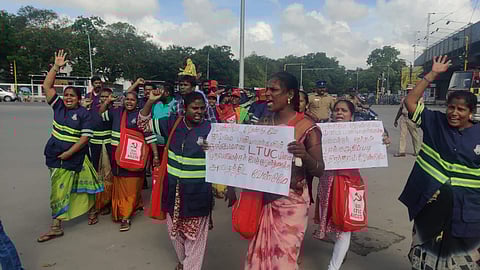 சென்னை, அண்ணா சாலை பெரியார் சிலை அருகில் தூய்மைப் பணியாளர் போராட்டம்
