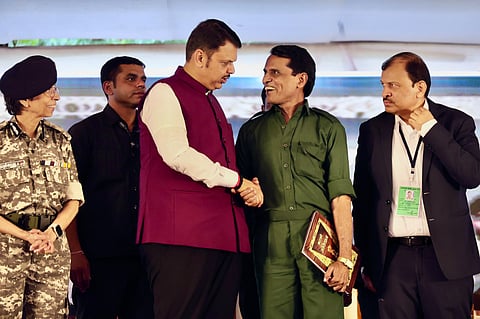 மாவோயிஸ்ட் தலைவர் பூபதி மராட்டிய முதல்வர் தேவேந்திர பட்னாவிஸுடன் சரண்டையும் நிகழ்ச்சியில்