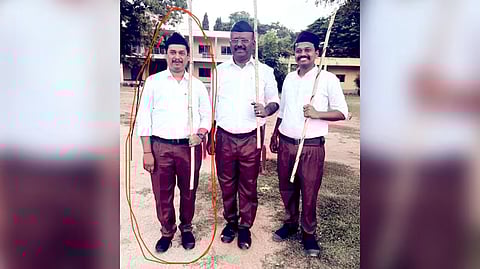 ஆர்.எஸ்.எஸ் நிகழ்வில் பங்கேற்ற பிரவீன் குமார்  (ரவுண்டு செய்யப்பட்டிருப்பவர்)பணியிடை நீக்கம்