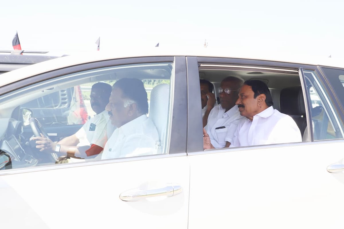 அடடே... ஒரே காரில் பயணித்த ஓபிஎஸ் – செங்கோட்டையன்!